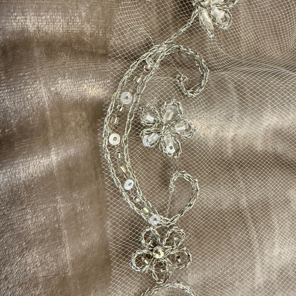 David's Bridal White Floral Embroidered Veil - Picture 5 of 7